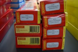 Seven Hornby 00 gauge Pullman Carriages, Leona R4143 & R4162A, Neptune R4420, R4144, R4145, R4146