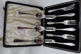 A cased part set of silver cake forks having decorative terminals, Birmingham 1941, Arthur Price &