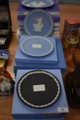 An extensive lot of Wedgewood plates in boxes, of royal mail and Christmas interest.
