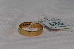 An 18ct gold wedding band, approx 2.4g & size O