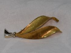 An 18ct gold leaf brooch having bright cut decoration, approx 6.5g