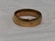 A 9ct gold wedding band, approx 6.3g & size O