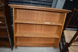 A modern golden oak wall shelf, width approx. 91cm, height 84cm