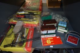 Two Triang Hornby 00 gauge part Train Sets, Flying Scotsman with 4-6-2 loc & tender, three