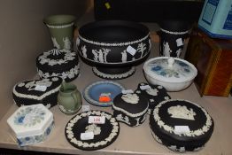 Thirteen items of Wedgewood,bowls, lidded pots, and more.