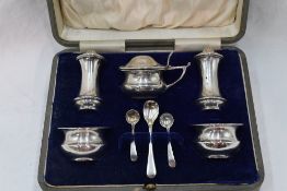 A cased five piece silver condiment set of plain form, Birmingham 1920/22, Levi & Salaman
