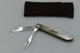 An Edwardian silver folding fruit knife and fork with split mechanism having silver blade/prongs and