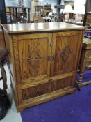 A modern oak TV cabinet, width approx. 94cm, open back and flap base