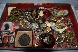 A tray of costume jewellery brooches etc including vintage, enamelled, diamante, ceramic etc