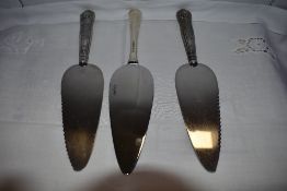 A cased silver pie server of plain form bearing Golden Jubilee 2002 hallmark, Robert Welch, and a