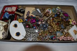 A selection of costume jewellery brooches and earrings including diamante, ceramic, etc