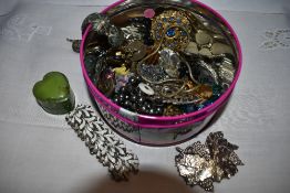 A small selection of vintage and modern costume jewellery including crystal pendant etc