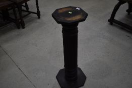 A traditional dark oak column pedestal/torchere stand, height approx. 76cm