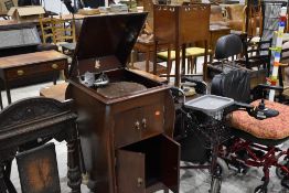 An early 20th Century mahogany cased Apollo model 92 gramophone
