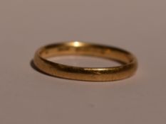 An 18ct gold wedding band, size R & 3.4g