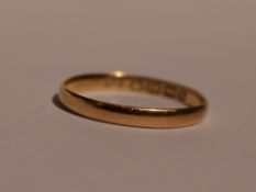 An 18ct gold wedding band, size P & 1.3g