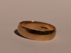 A gents 9ct gold wedding band, size V and approx 3.4g
