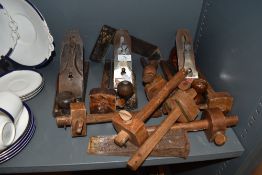 A selection of hand tools including A bailey 4 1/2 smoothing plane, two similar planes and a