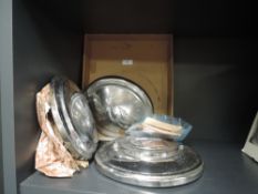 Three car hub caps for Jaguar, Austin and Wolsey and an assortment or vintage key rings.