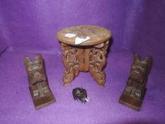 An assorted lot of wooden items including vintage scottie dog book ends.