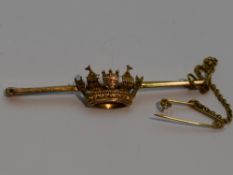 A yellow metal bar brooch stamped 9ct having a central crown, approx 3.5g
