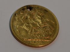 A 1911 gold sovereign bearing drilled hole, approx 7.8g