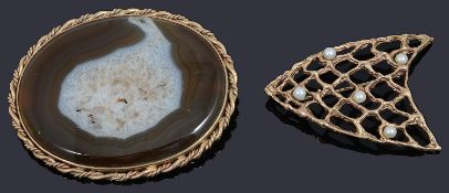 A large 9ct gold mounted polished agate brooch