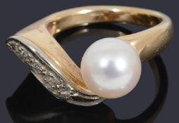 A gold single stone pearl and diamond crossover ring