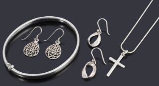 A collection of silver jewellery to include