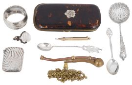 A Victorian Sampson & Mordan 9ct gold cased telescopic pencil and a small selection of vertu