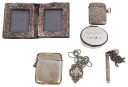 A collection of silver items to inlcude vesta cases