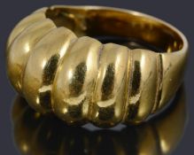 An Italian gold scalloped head ring,