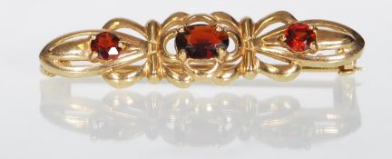9CT GOLD GARNET 3 STONE LADIES BAR BROOCH