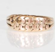 A hallmarked 9ct yellow gold ring having rope style decoration. Hallmarked 375 for Chester date N