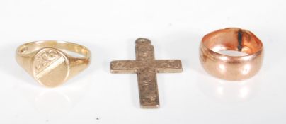 A hallmarked 9ct gold signet ring having an oval head with engraved decoration (hallmarked