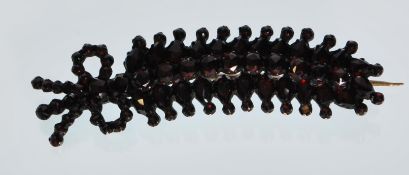 A VICTORIAN WHEATSHEAF GARNET BROOCH