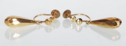 A pair of hallmarked 9ct gold briolette drop screw back earrings. Hallmarked Birmingham 1941.