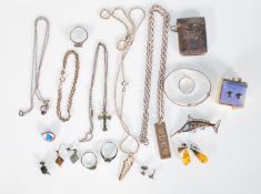 A selection of silver jewellery to include a ingot pendant hallmarked for London on a thick chain,