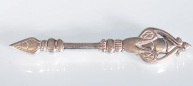 An hallmarked brooch in the form of an arrow in Celtic style, hinge pin to verso. Hallmarked