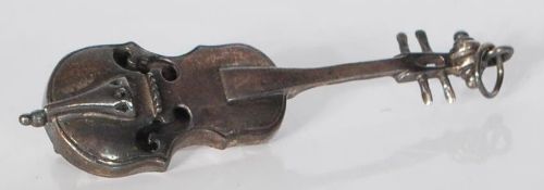 A large hallmarked 925 silver brooch pendant modelled as a stringed musical instrument - violin /