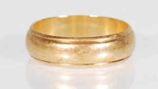 A gents 9ct gold hallmarked large band ring of usual form weighing 6.6g
