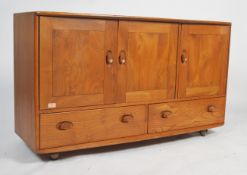 Lucian Ercolani - Ercol - Windsor -A 1960's retro vintage beech wood sideboard credenza having