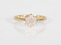 A HALLMARKED 9CT GOLD AND DIAMOND CLUSTER RING