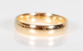 A gents 18ct gold hallmarked large band ring of usual form weighing 8.6g.