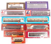 COLLECTION OF ASSORTED 00 GAUGE BOXED ROLLING STOCK