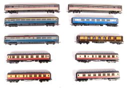 COLLECTION OF ASSORTED HORNBY 00 GAUGE MODEL COACHES