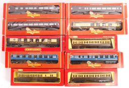 COLLECTION OF HORNBY 00 GAUGE MODEL RAILWAY COACHES
