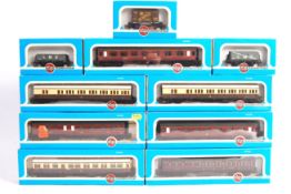 ASSORTED AIRFIX 00 / OO GAUGE MODEL RAILWAY TRAINS