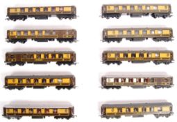 COLLECTION OF HORNBY 00 GAUGE MODEL RAILWAY COACHES