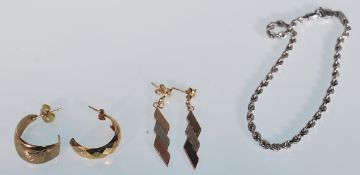 A selection of stamped 375 9ct gold jewellery to include a pair of three tone drop earrings, a white